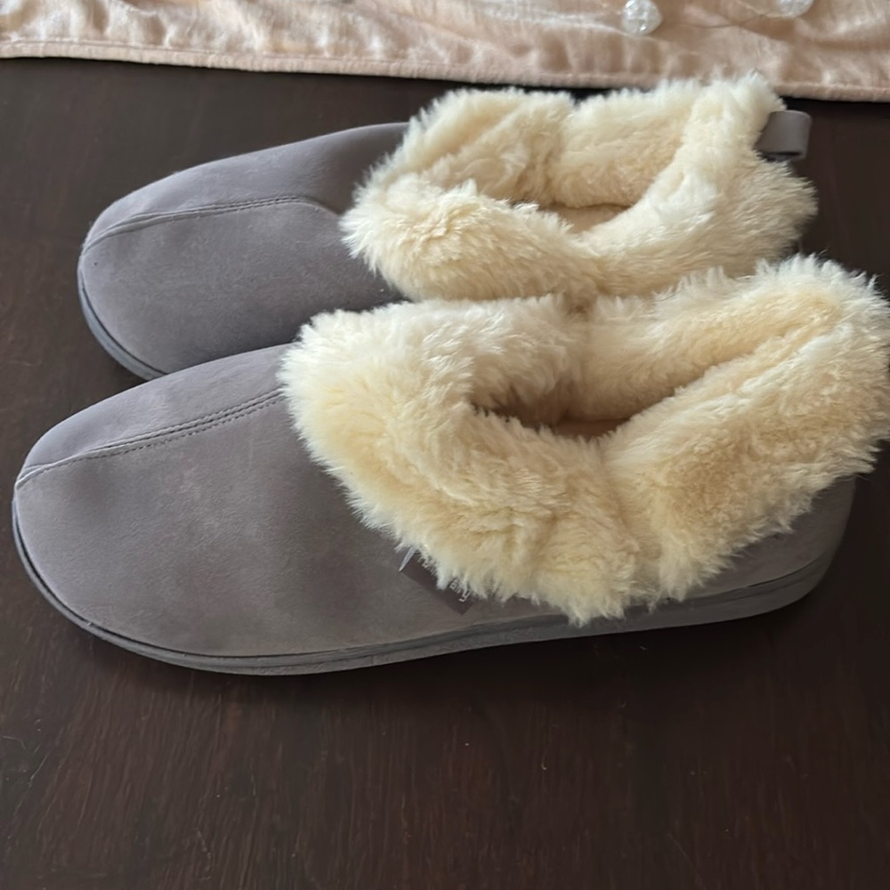 Slippers! Medium US 7-8. Fur lined.
